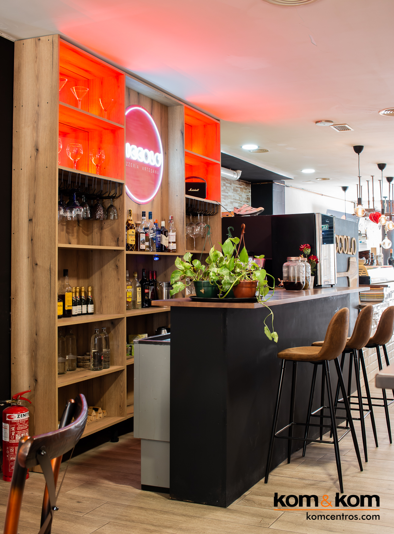 Barra y Botellero hecho a medida para Bar Pizzería en Yecla. Kom&Kom